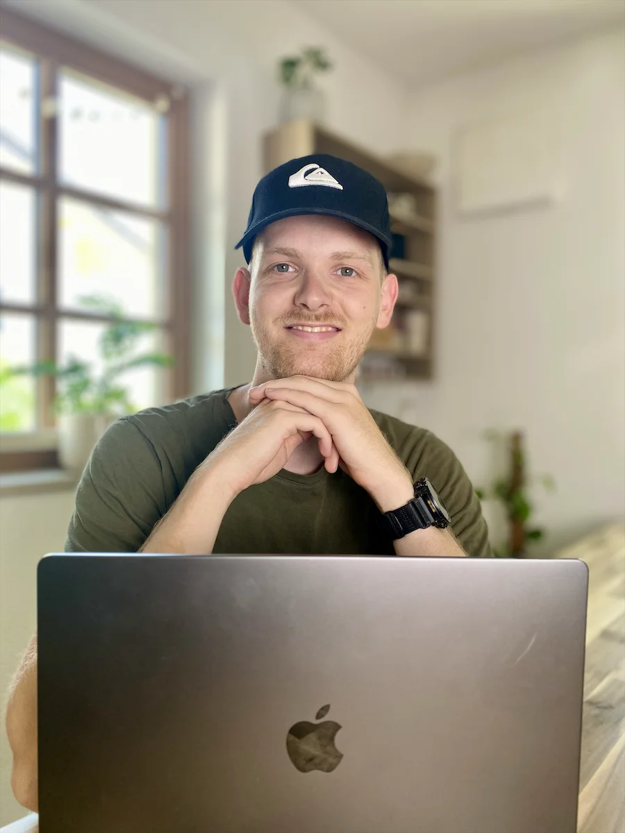Portrait von Tim am Laptop