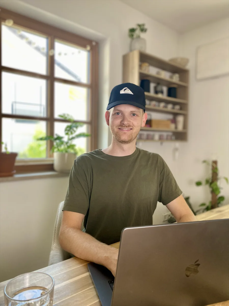 Tim am Schreibtisch mit Laptop, Shopware 6 Freelancer